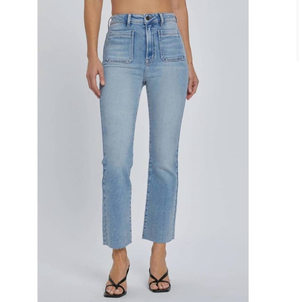 Hidden Happi Front Pocket Crop Flare Jean in light wash Size: 28